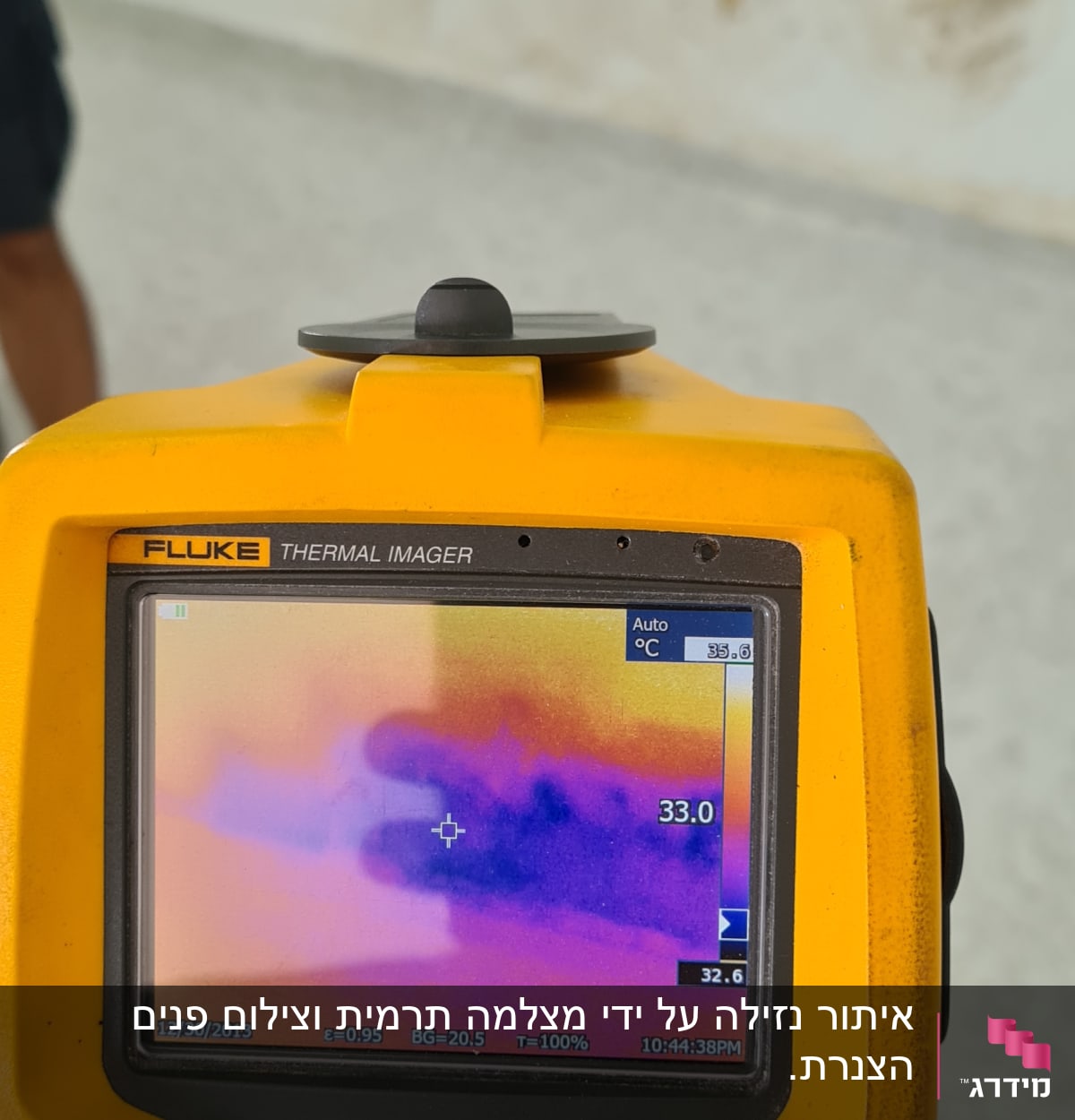מצלמה תרמית מציגה תמונה עם אזורים חמים וקרים